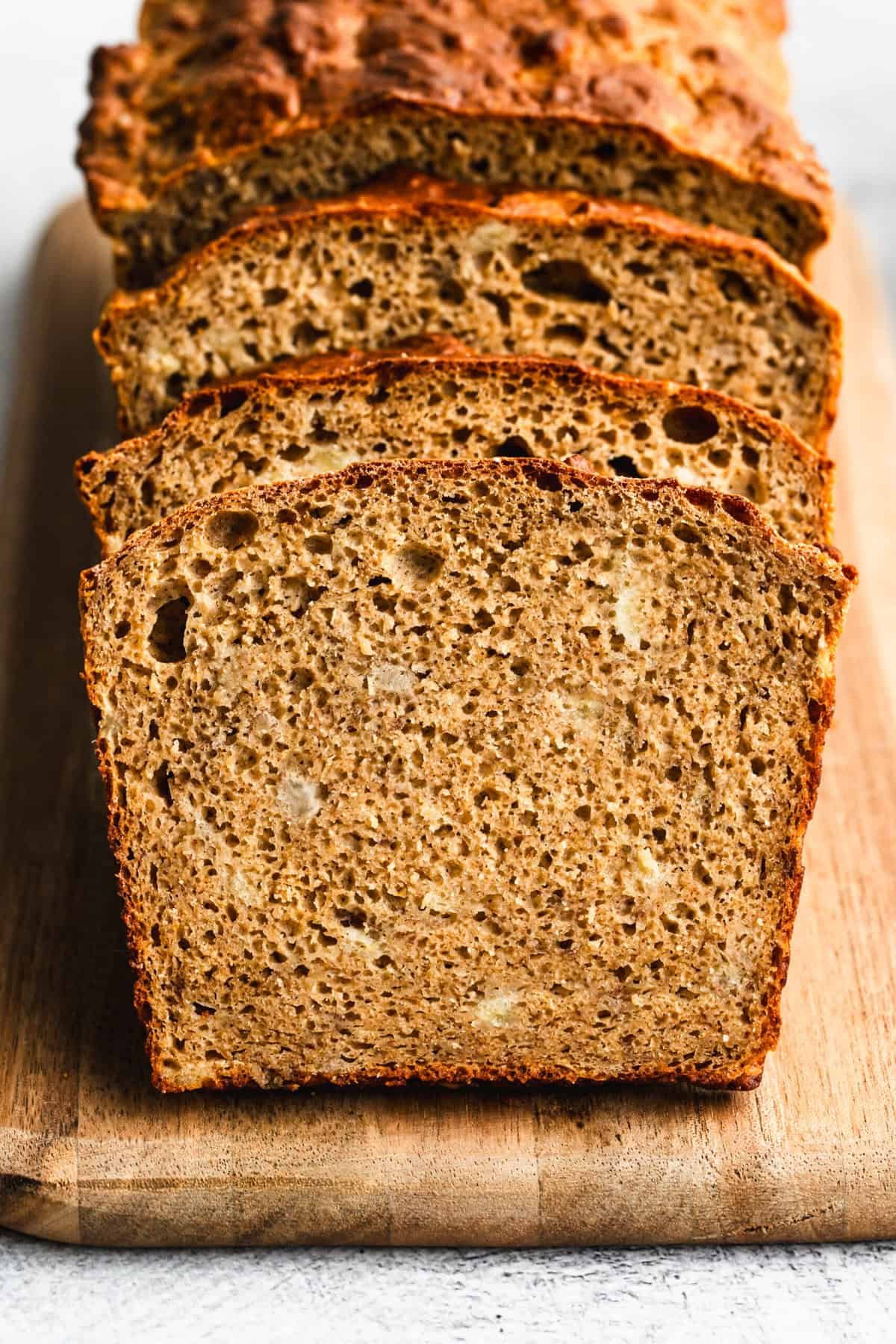 Le Pain aux Bananes Protéiné est compatible avec le congélateur et parfait pour des petits-déjeuners nourrissants rapides.