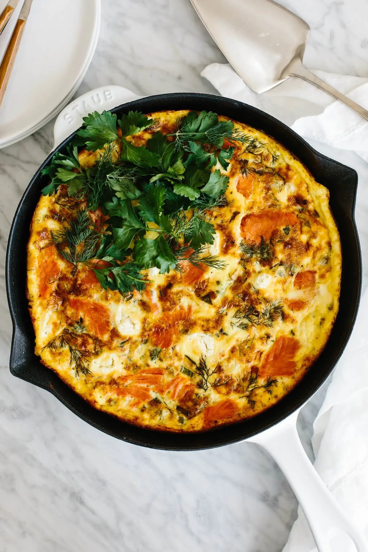 Recette de frittata au saumon fumé dans une poêle.