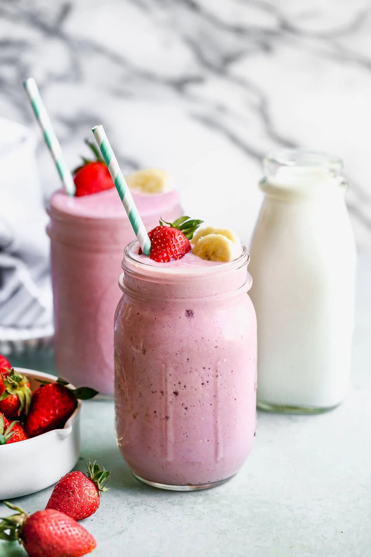 Les Smoothies Fraise-Banane sont parfaits pour des petits-déjeuners rapides en semaine.