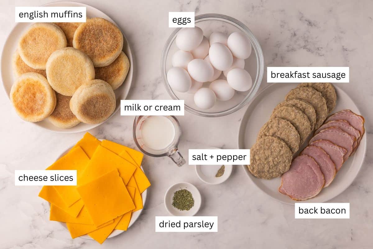 les ingrédients nécessaires pour les sandwiches de petit-déjeuner sur des assiettes et des bols.