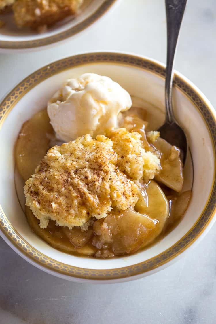 Cobbler aux Pêches est un dessert classique et facile qui apporte un confort chaleureux sur la table avec des ingrédients faciles à trouver.