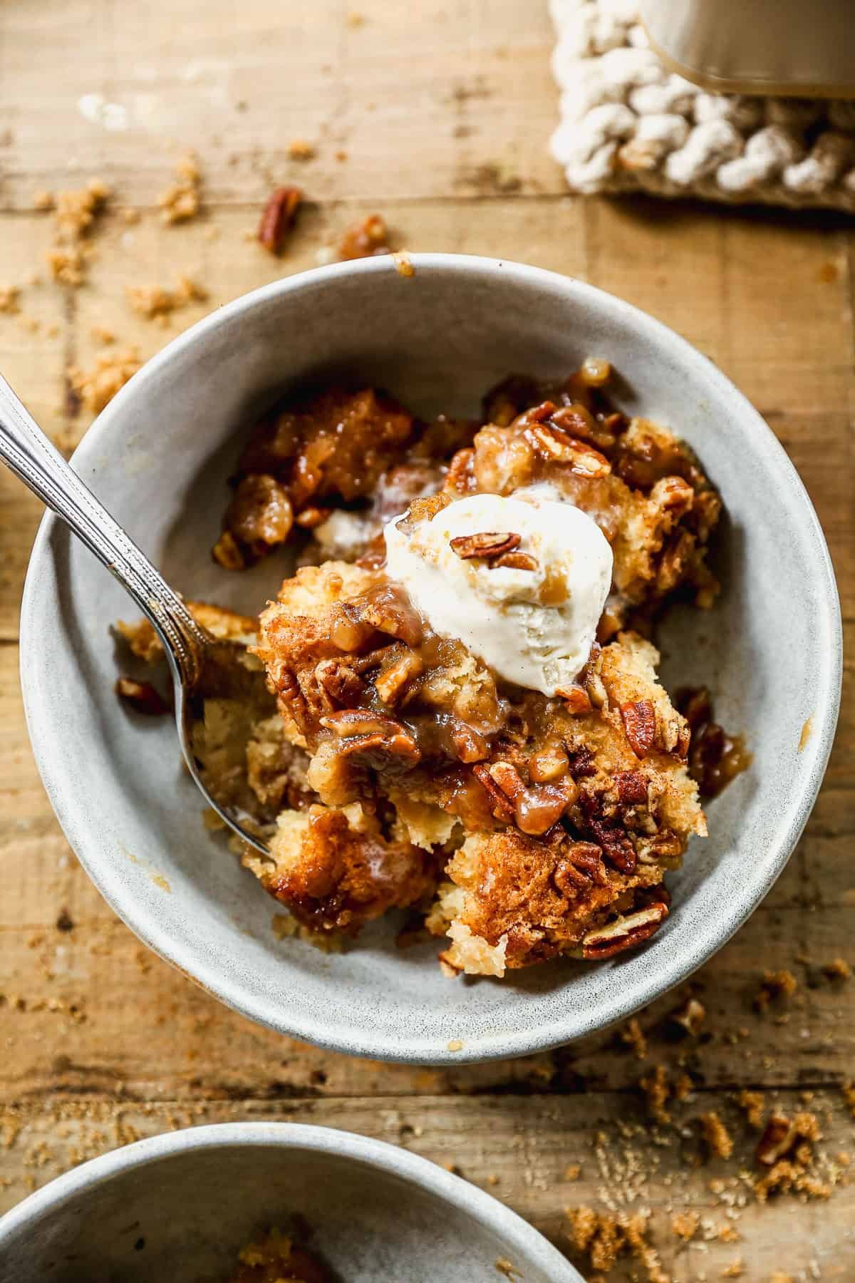 Cobbler aux Noix de Pécan est un dessert de style fête facile qui offre une riche saveur de caramel et de noix de pécan sans les tracas de la tarte.