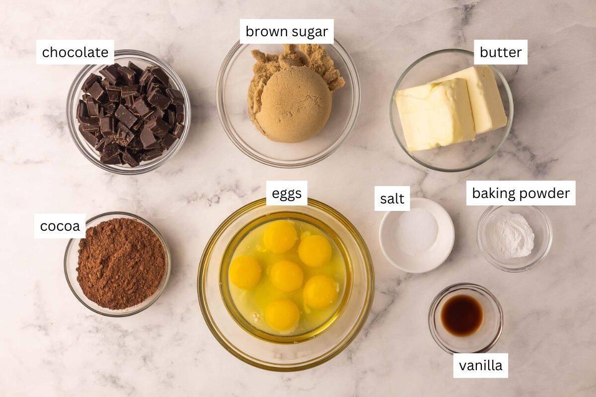 ingrédients nécessaires pour le gâteau au chocolat sans farine dans des bols.