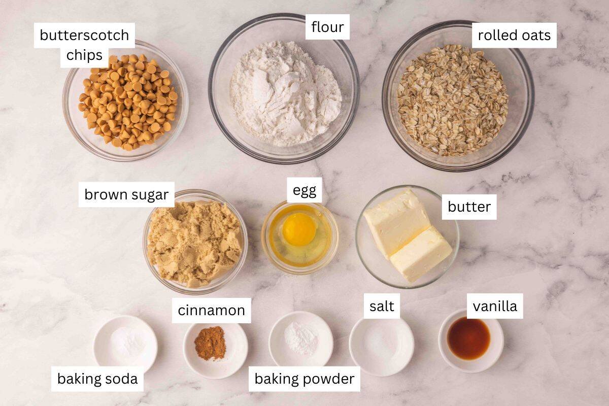 ingrédients nécessaires pour les biscuits à l'avoine et au caramel sur fond blanc.