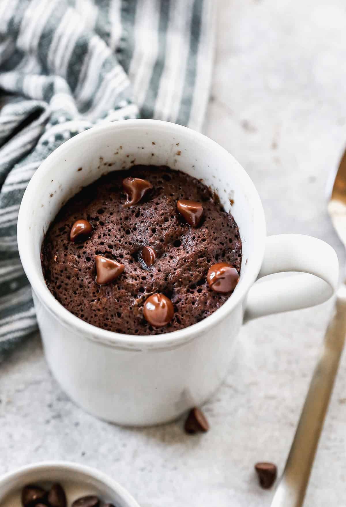 Ce gâteau au chocolat en tasse est léger, décadent, et prêt à être dégusté en seulement 5 minutes ! Parfait pour toute envie sucrée de fin de soirée !