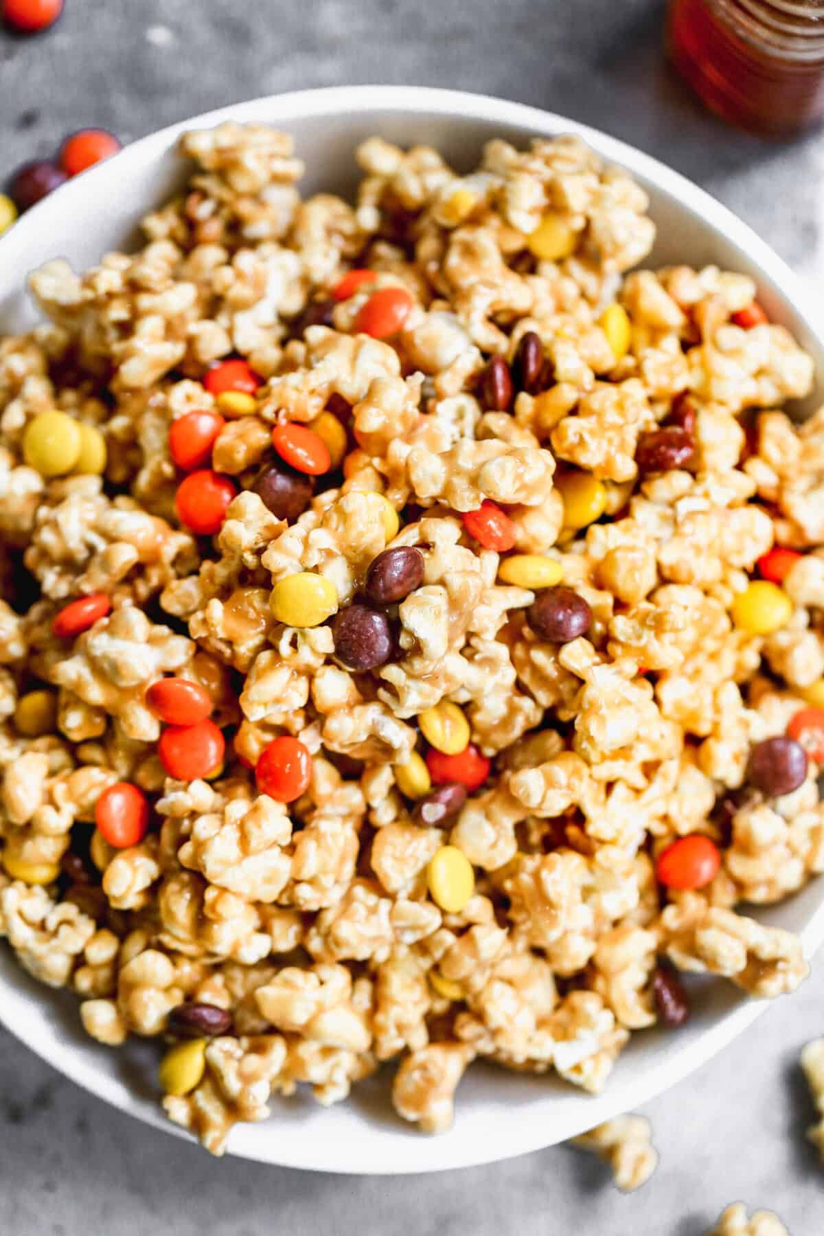 Le popcorn au beurre de cacahuète est un en-cas sucré et salé qui se prépare rapidement pour des envies de fin de soirée.