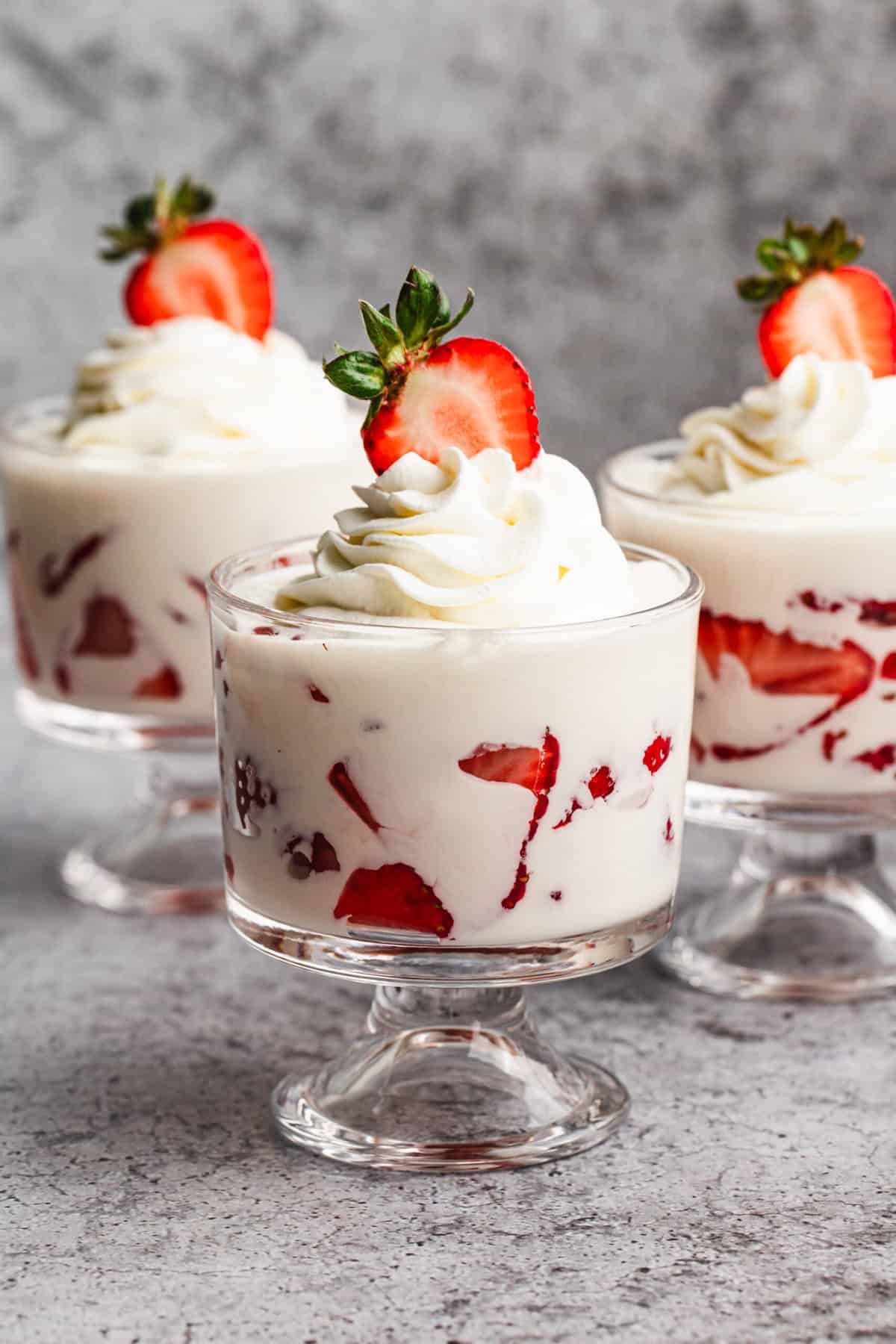 Les fraises à la crème sont une douce friandise rapide sans cuisson pour quand vous voulez quelque chose de frais, crémeux et facile à la fin de la journée.