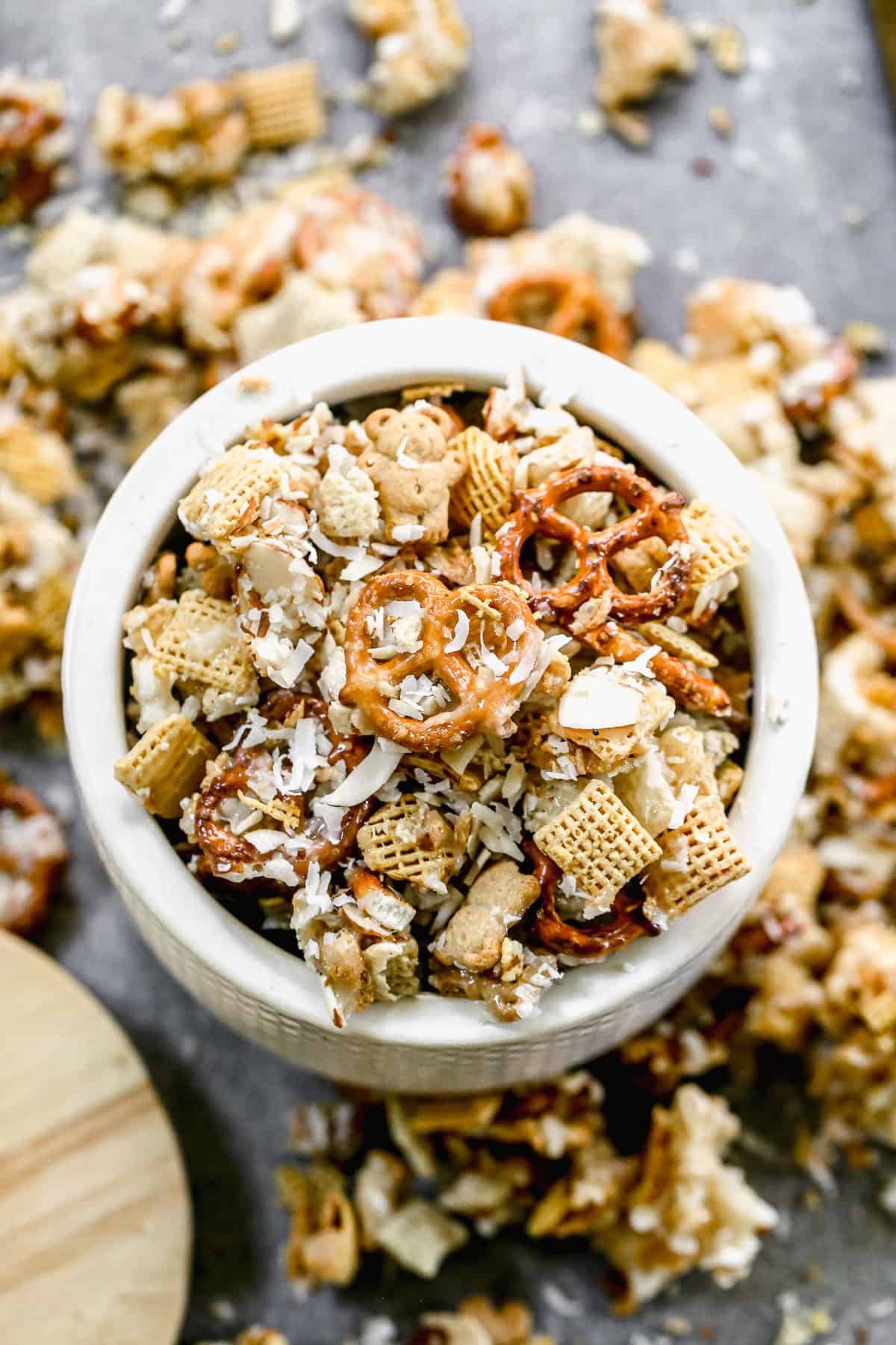 Le mélange Chex sucré est un en-cas croustillant rapide qui est parfait pour les soirées cinéma et les grignotages nocturnes.