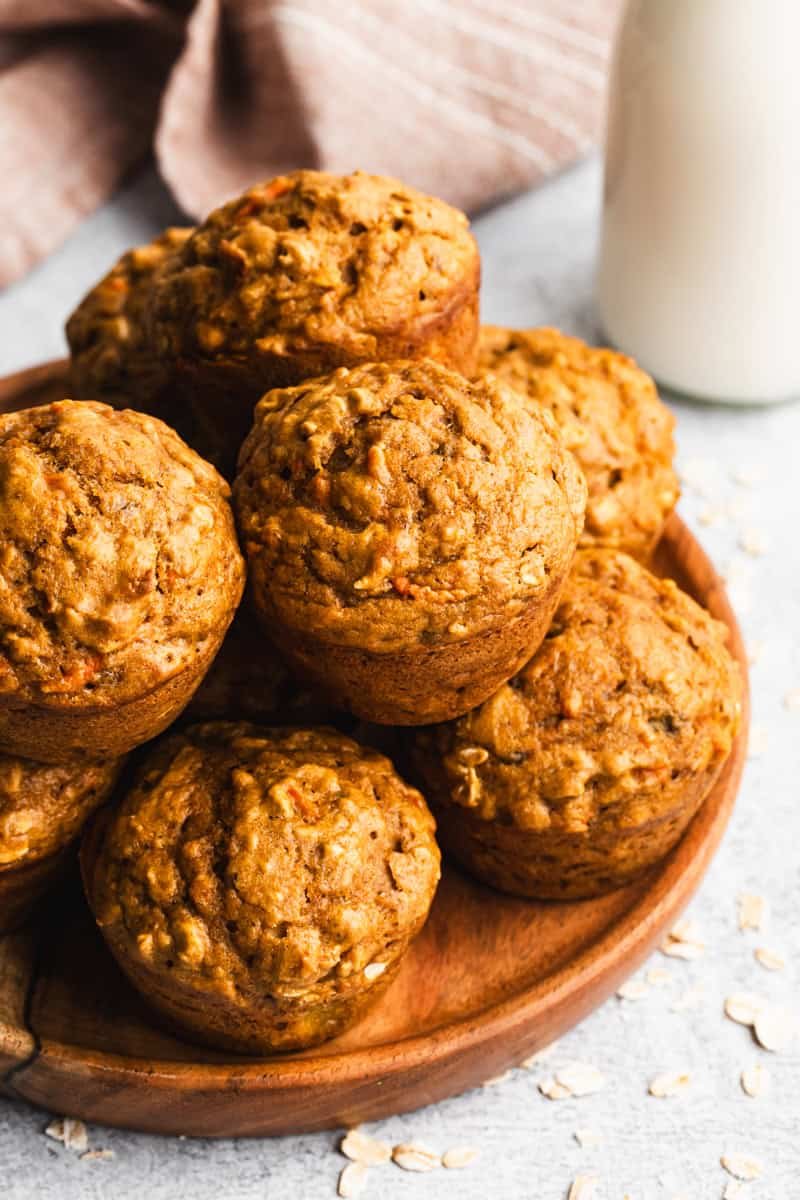 Ces muffins aux carottes sains regorgent d'ingrédients nutritifs avec la douceur et l'humidité que nous aimons tous !