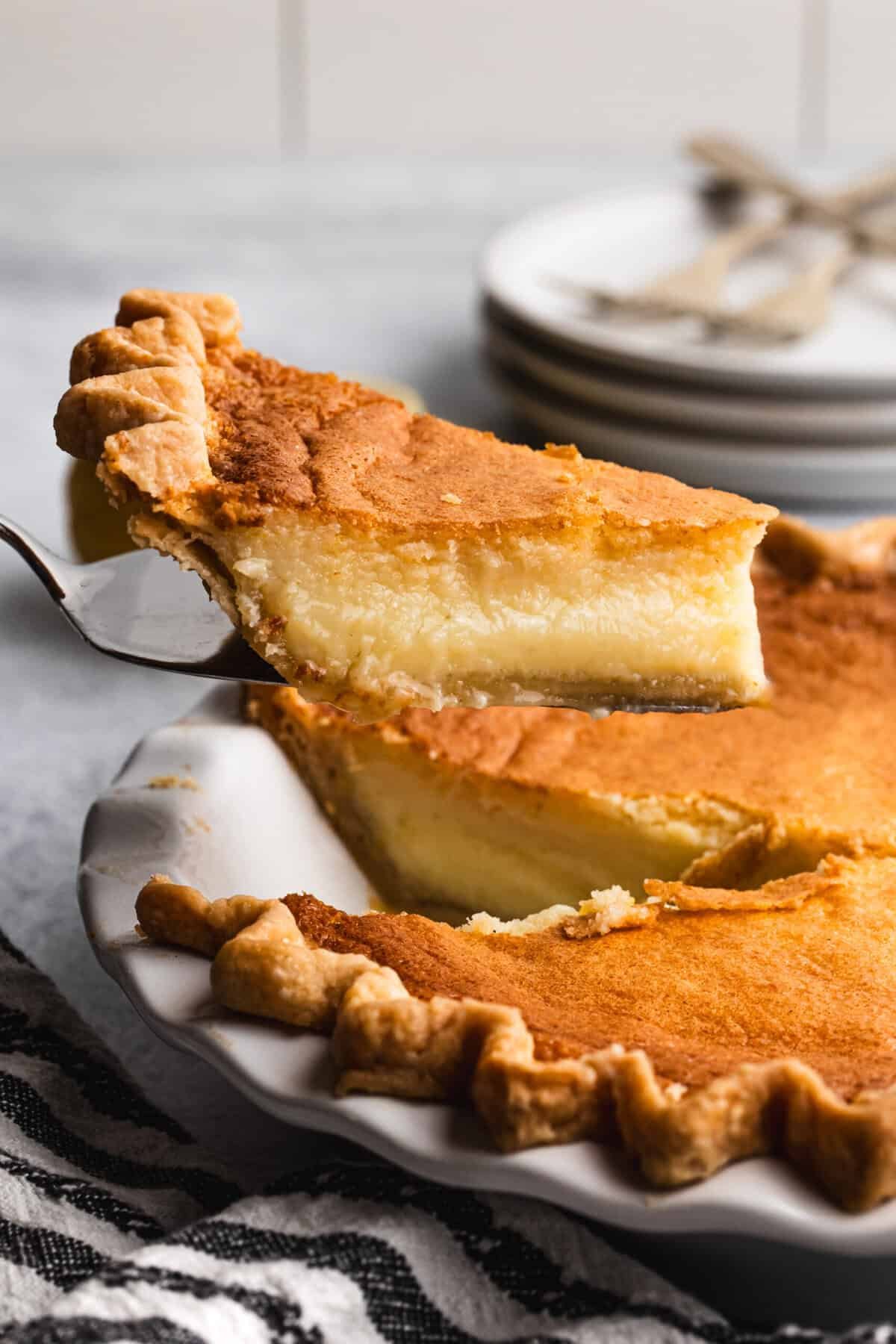 La tarte chess est un favori simple, à l'ancienne, qui est parfait quand vous voulez un dessert impressionnant avec un minimum d'effort.