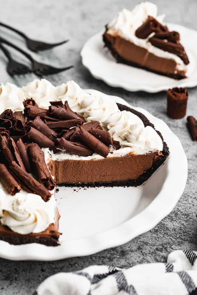 La tarte à la crème au chocolat est un incontournable qui ravira tous ceux qui souhaitent un dessert riche que tout le monde reconnaît et adore.