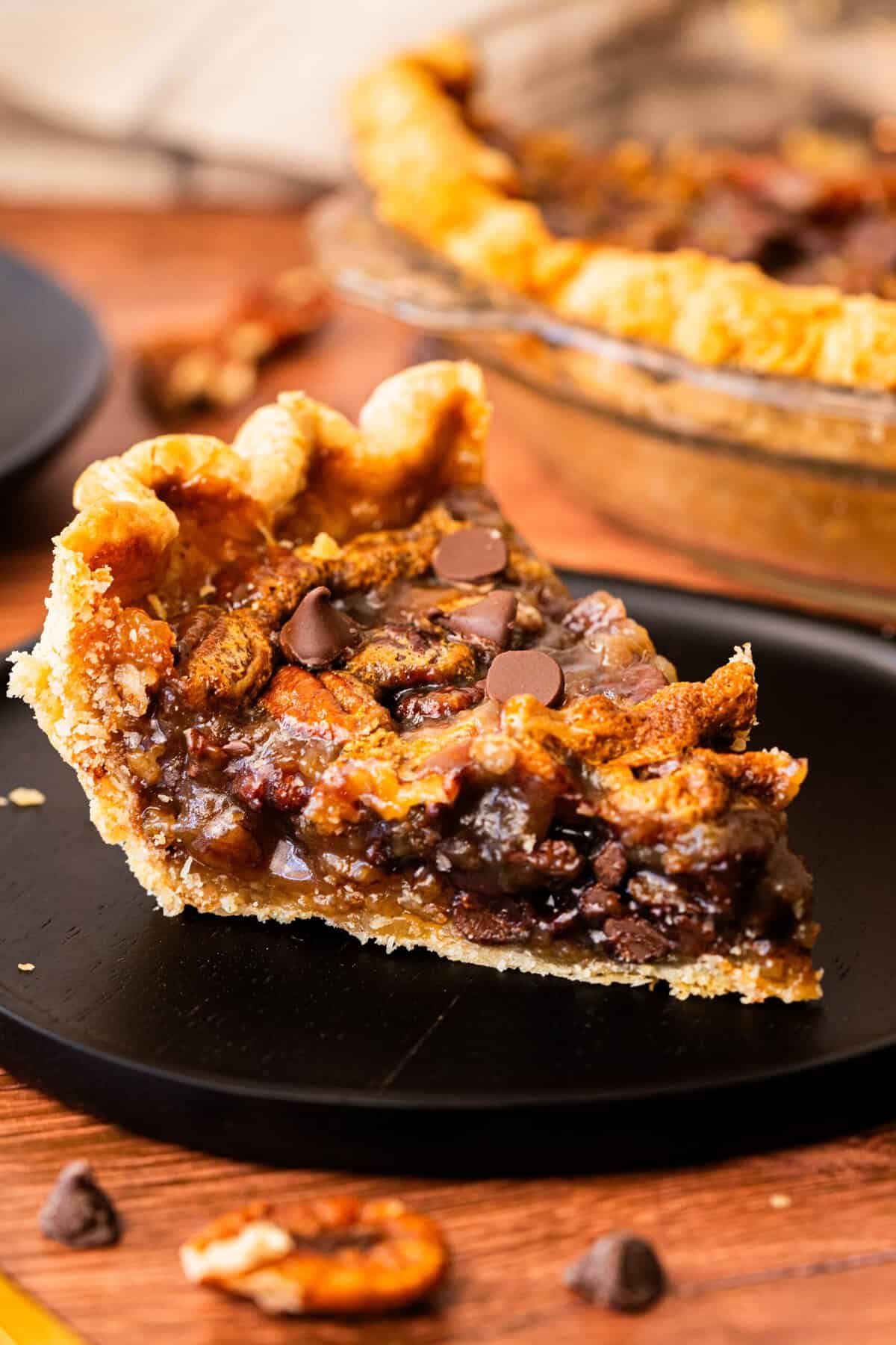 La tarte chocolat-noix de pécan est une sensation riche et collante qui est parfaite pour servir les amateurs de chocolat lors de la Journée Pi.