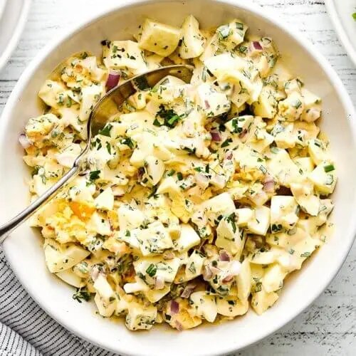 Un bol de salade d'œufs.