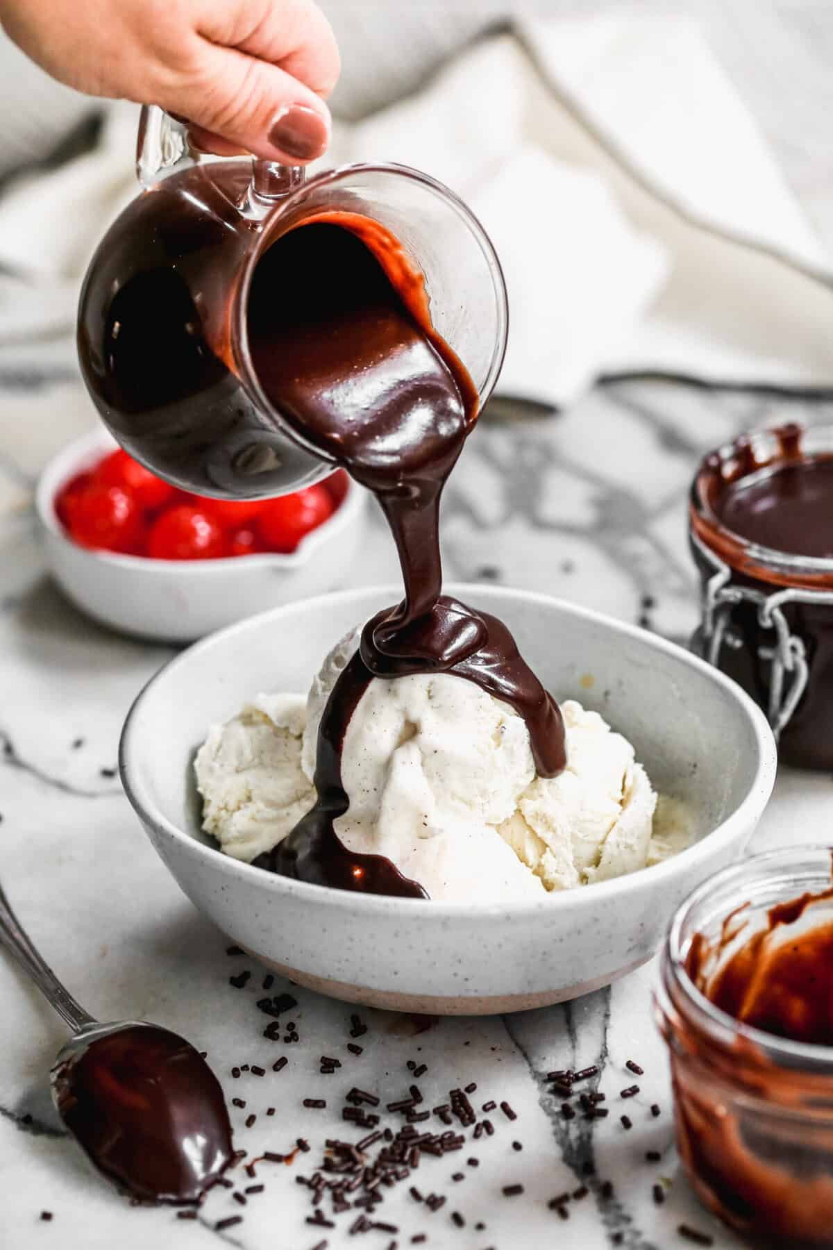 La sauce au chocolat chaud est un moyen rapide de transformer le vide du placard en un véritable dessert, qui se marie parfaitement avec la sauce au caramel pour une friandise de style sundae.