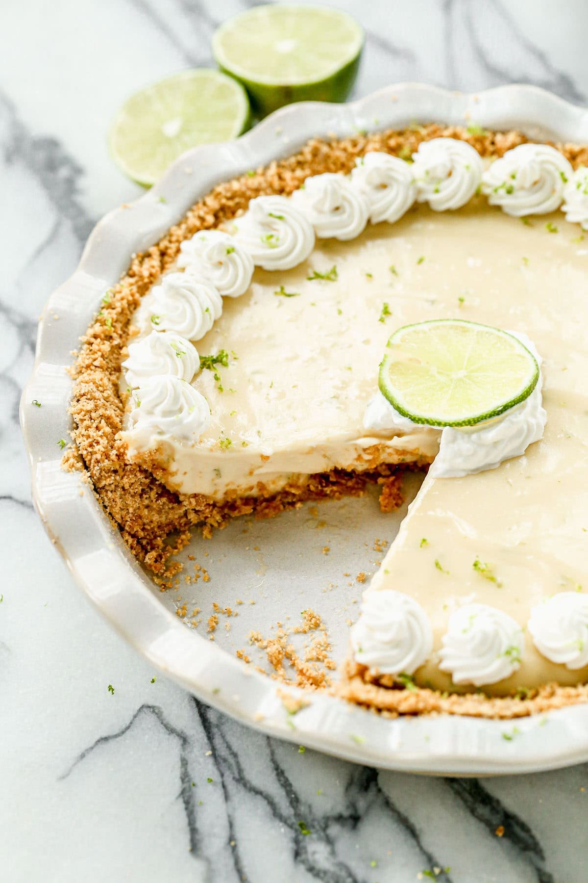 La tarte au citron vert est une favorite acidulée et fraîche qui est parfaite quand on veut un dessert léger et frais.