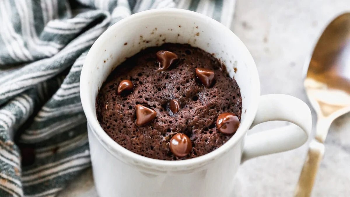 Cette recette de gâteau au chocolat en tasse est légère, décadente et prête à être dégustée en seulement 5 minutes ! Parfaite pour les envies sucrées de fin de soirée !