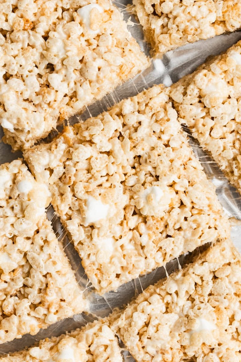 Les treats au Rice Krispies sont les préférés de tous avec leur goût beurré et de guimauve et cette texture collante que nous aimons tous.