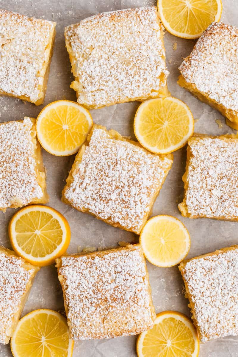 Ces barres au citron ont une couche de crème au citron lumineuse et crémeuse sur une croûte de pâte sablée beurrée. Elles sont parfaites pour Pâques, la fête des mères, ou vraiment à tout moment !