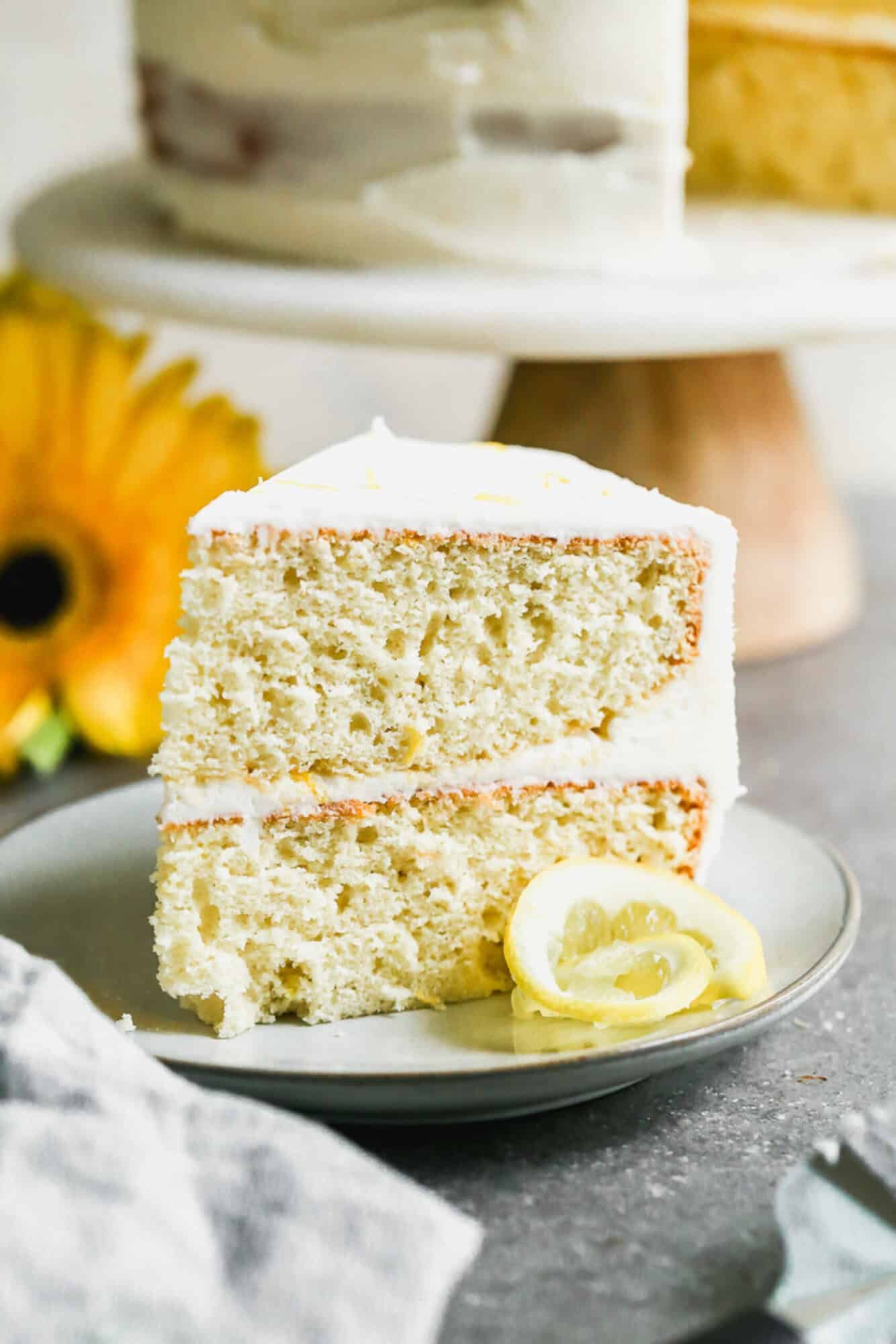 La meilleure recette de Gâteau au Citron est douce, moelleuse et si facile à réaliser avec un incroyable glaçage au beurre au citron !