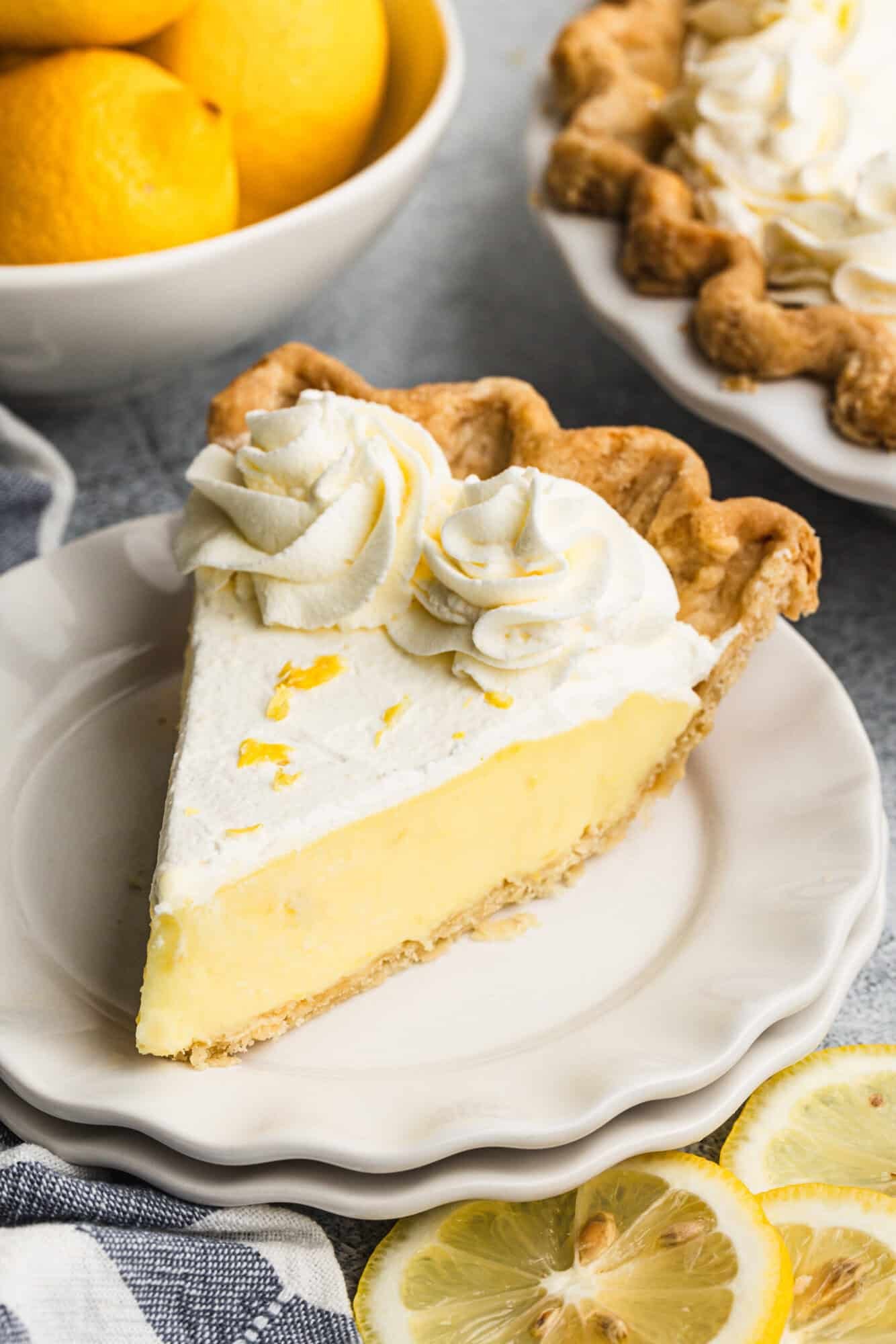 La tarte à la crème de citron est un dessert lumineux et mousseux qui est rafraîchissant et parfait pour une fête de la Journée Pi.