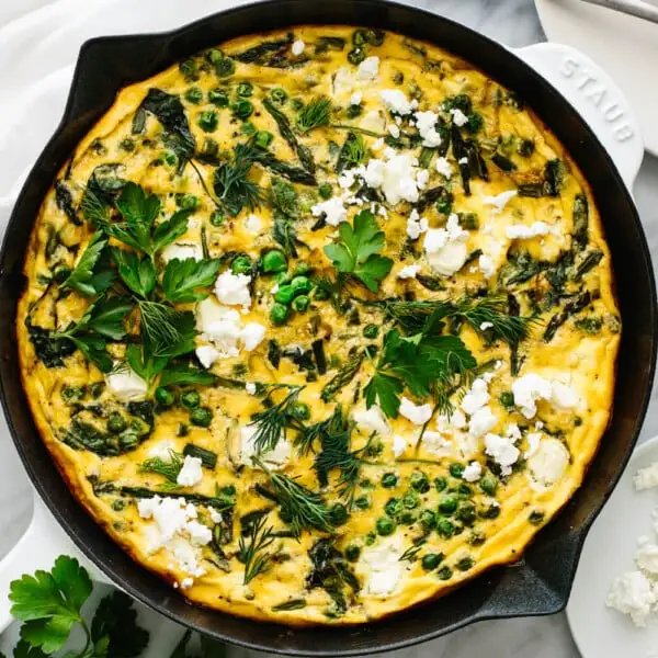 Frittata aux légumes de printemps avec poireaux et asperges.