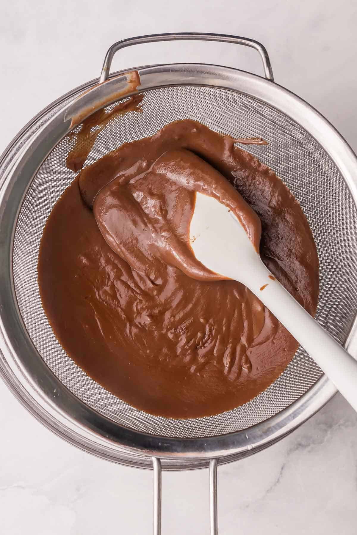 garniture de chocolat dans un tamis.