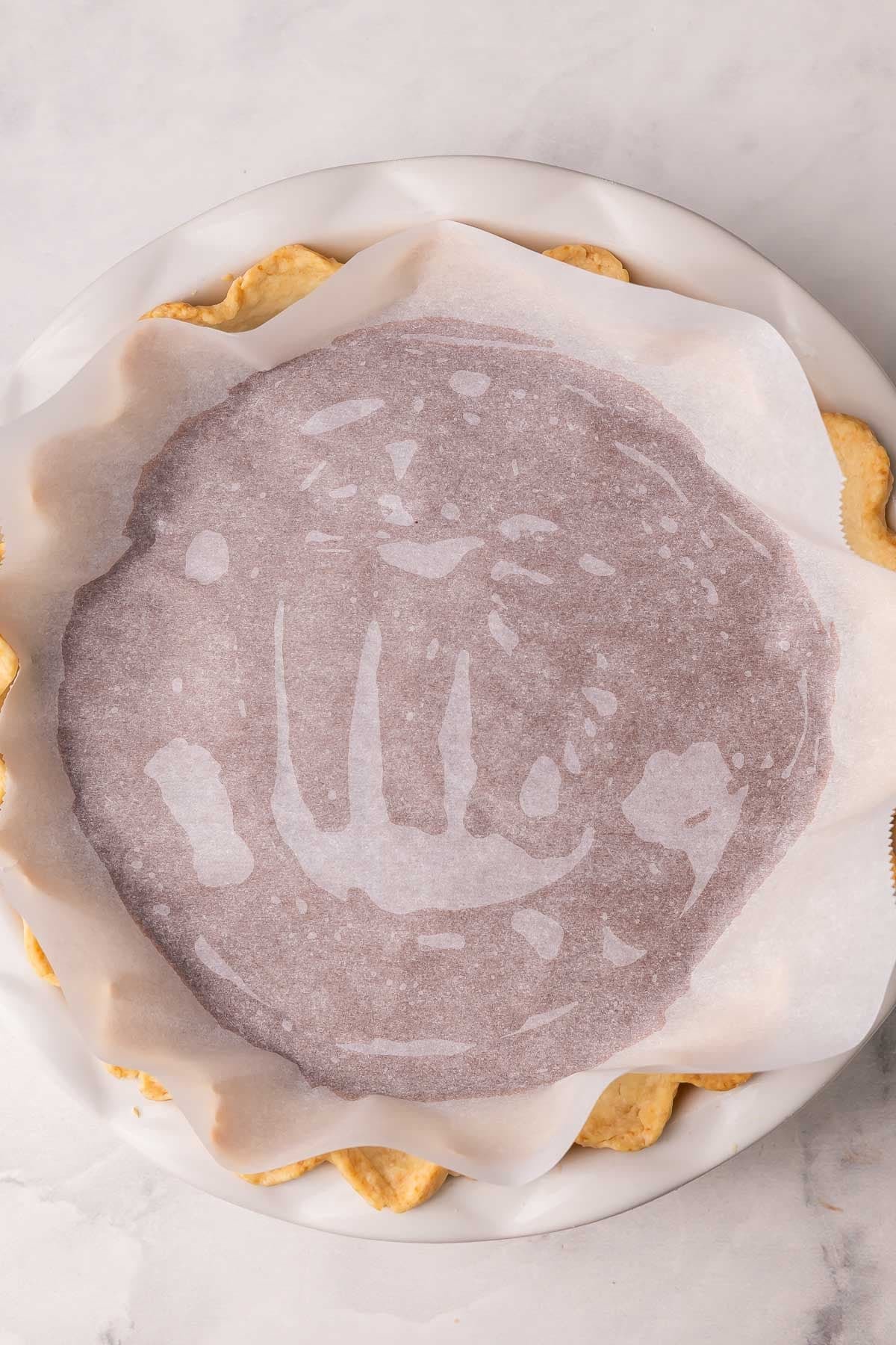 papier sulfurisé sur le dessus de la tarte au chocolat.