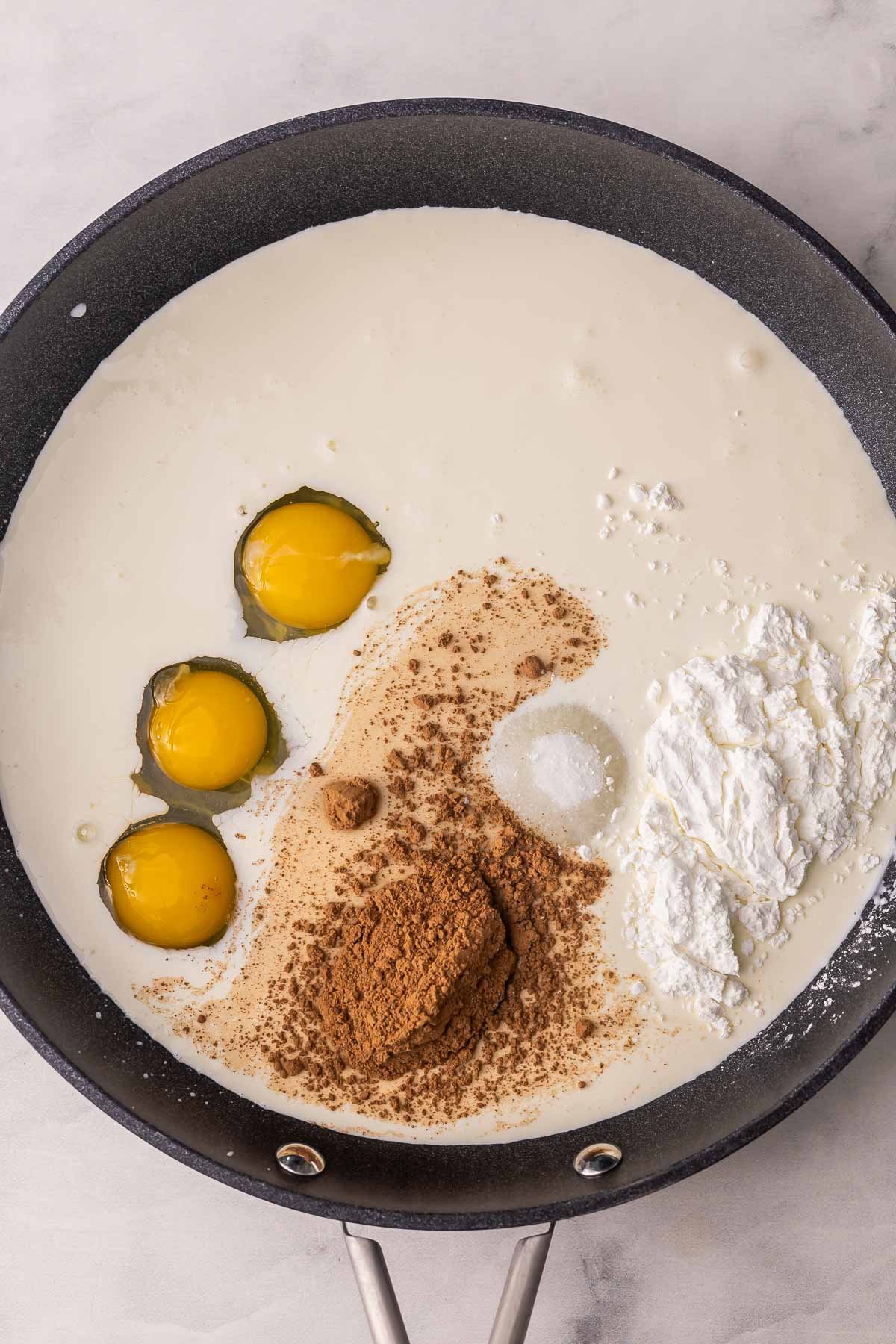 ingrédients ajoutés dans une casserole.