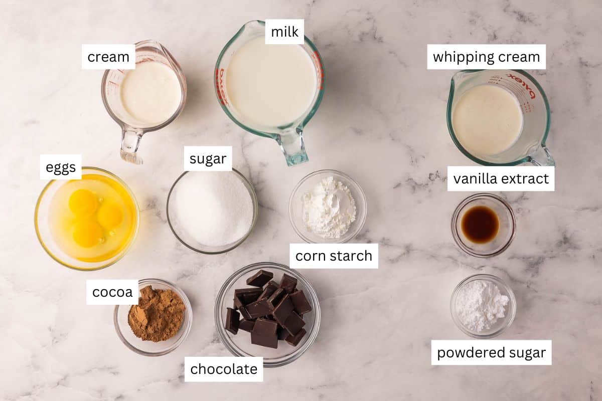 ingrédients nécessaires pour la tarte au chocolat dans des bols.
