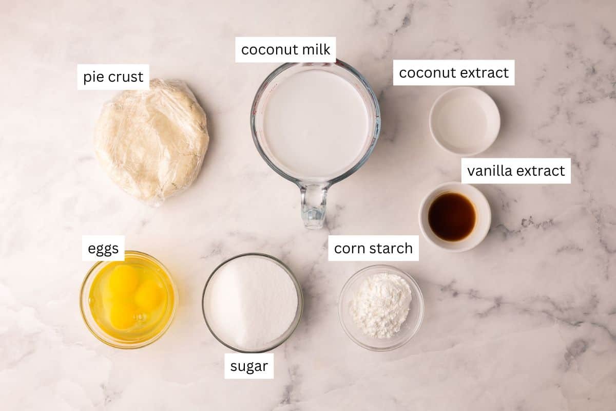 Ingrédients nécessaires pour la tarte à la crème de noix de coco dans des bols.