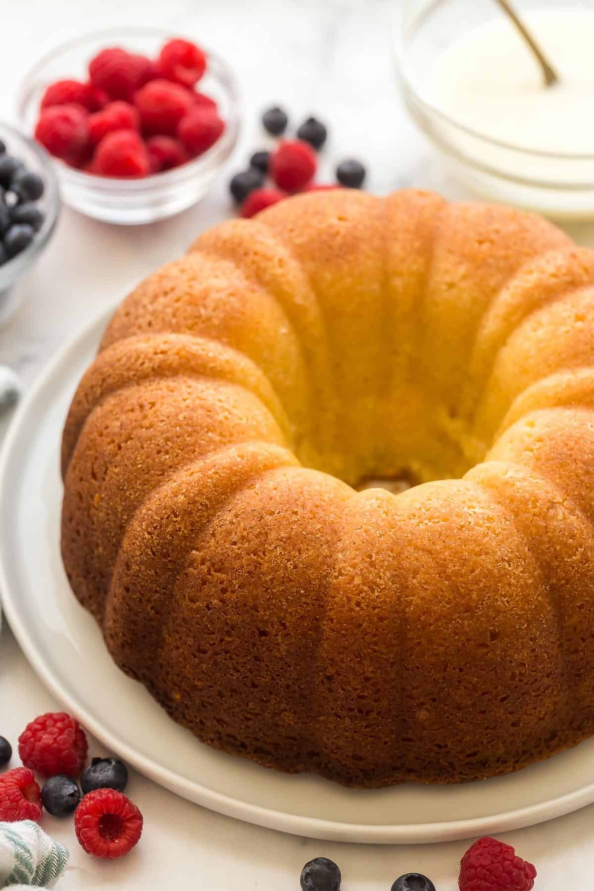 gâteau bundt au citron entier sans glaçage sur une assiette blanche.