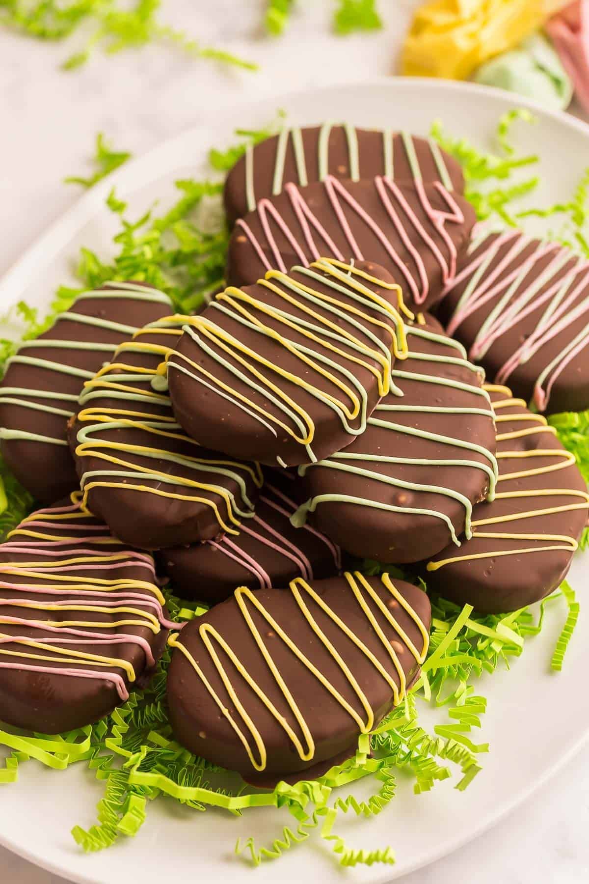 recette d'œufs en beurre de cacahuète Reeses empilés sur un plat blanc.