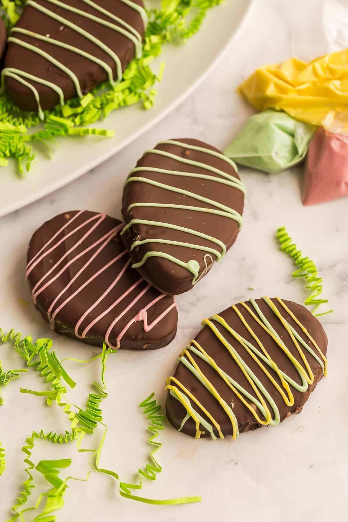 trois œufs en beurre de cacahuète maison sur fond blanc.