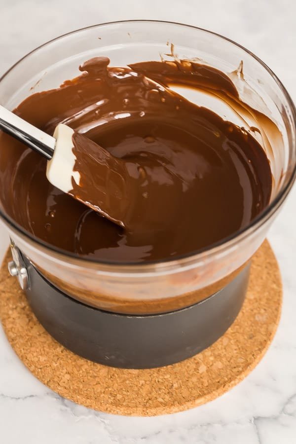 Faire un bain-marie avec une petite casserole et un bol en verre