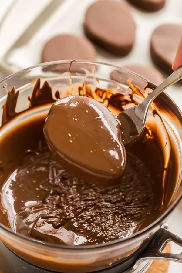 Enrobage des œufs en beurre de cacahuète dans du chocolat