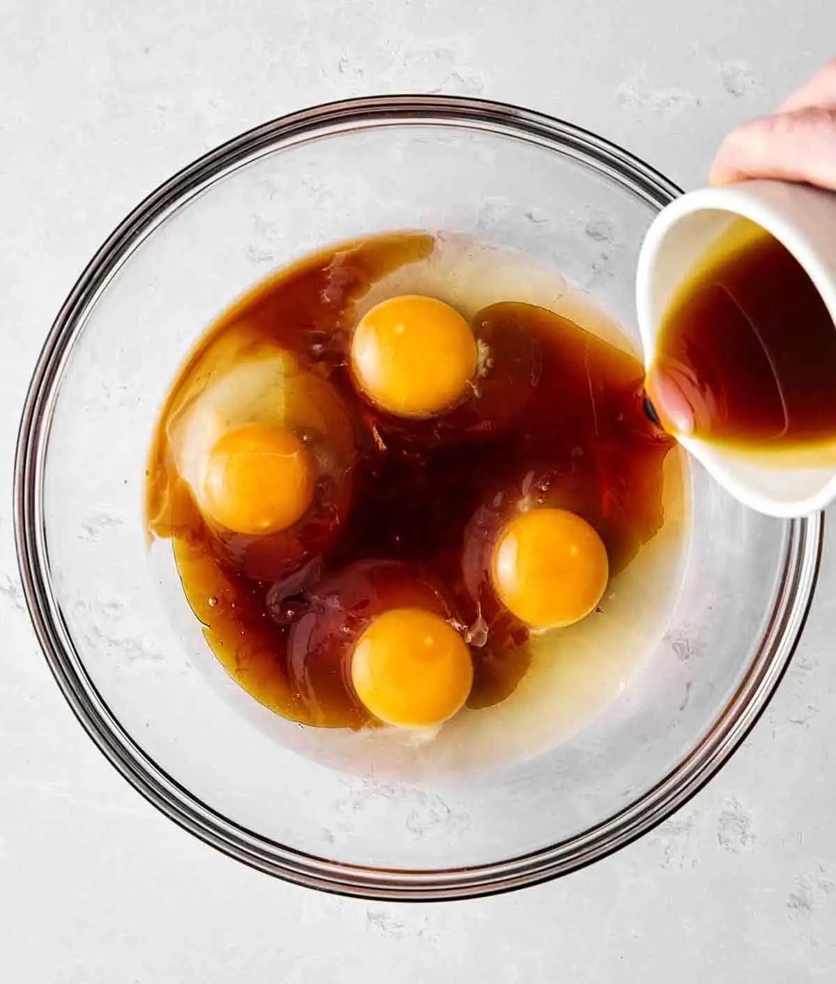 Étape deux du gâteau aux amandes : fouetter les ingrédients liquides.