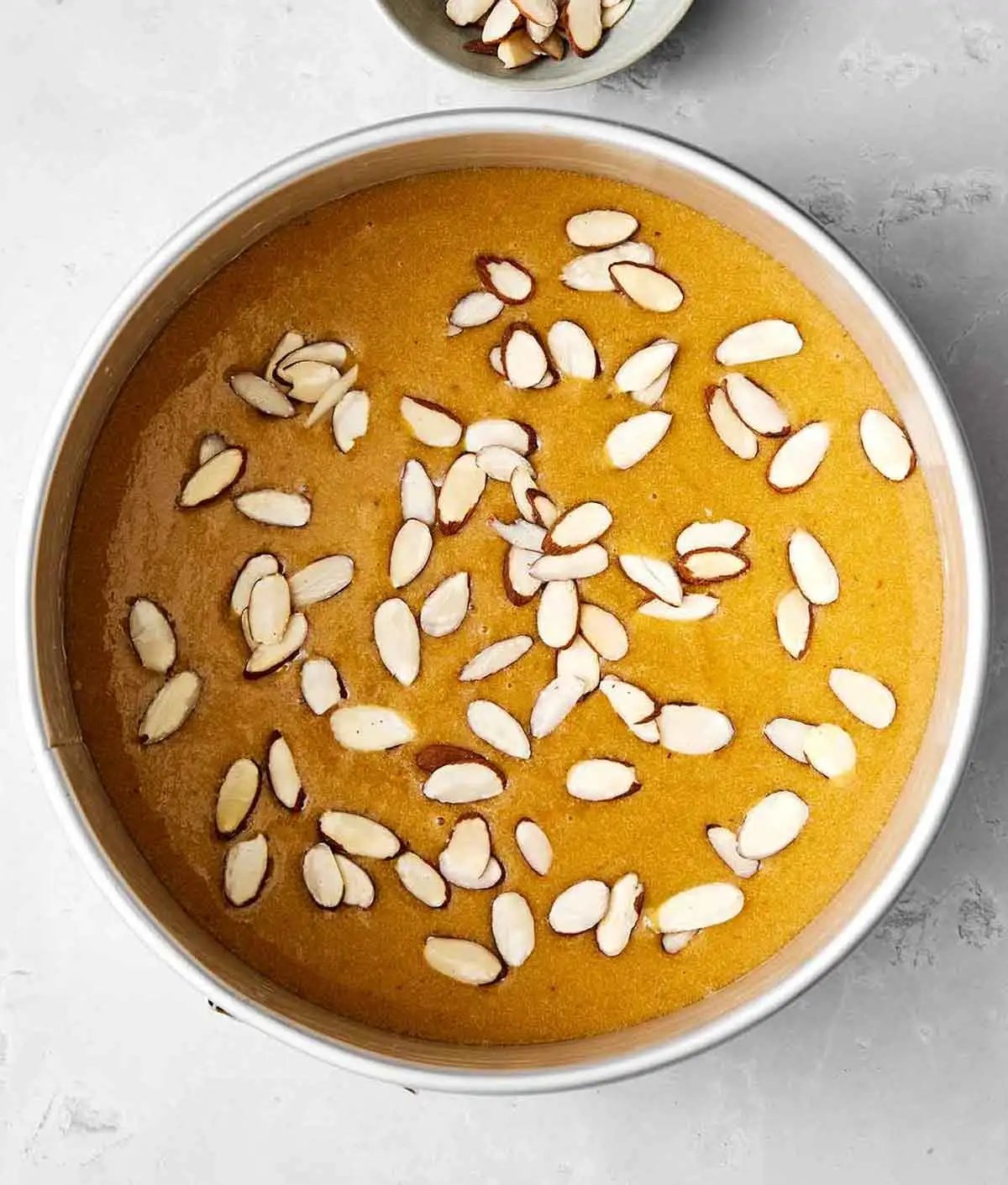 Étape trois du gâteau aux amandes : mélangez ensemble.