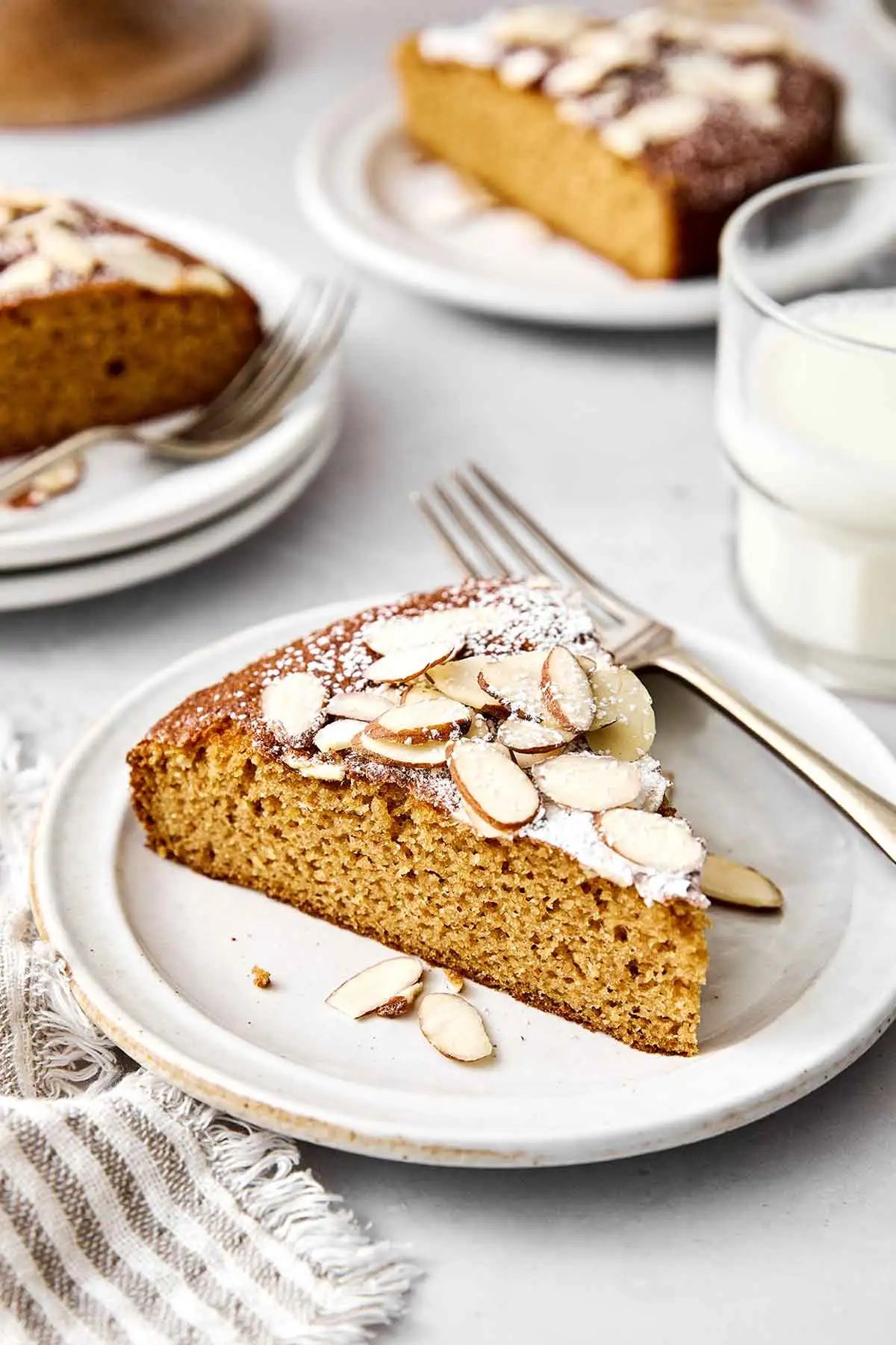 Tranches de gâteau aux amandes.