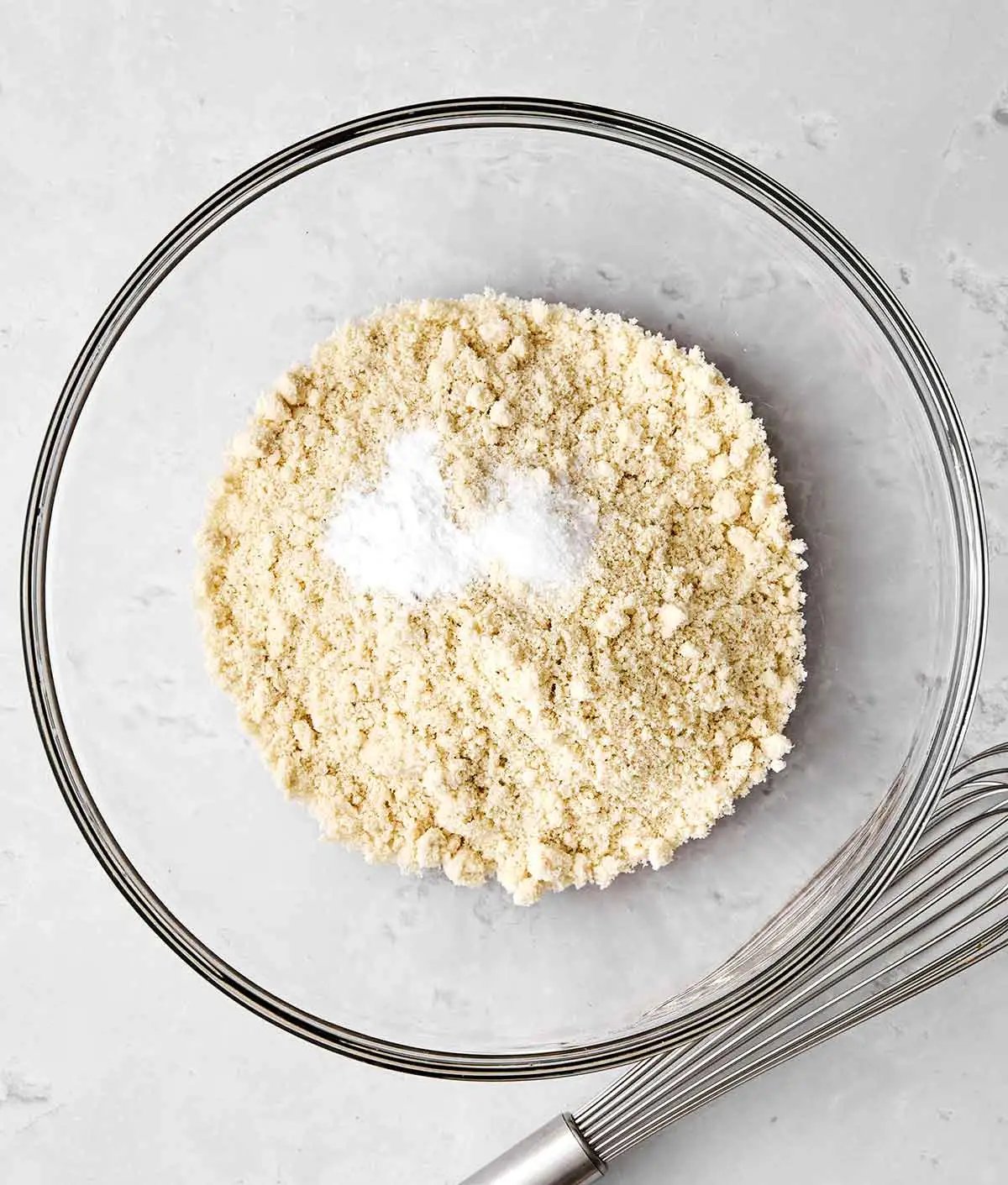 Étape une du gâteau aux amandes : fouetter les ingrédients secs.