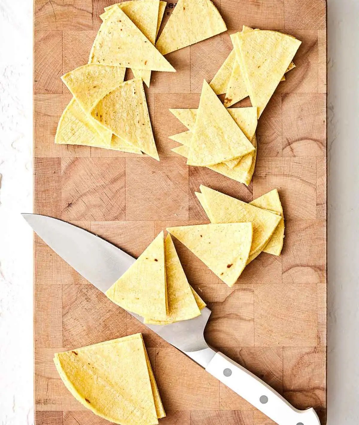 Étape un chilaquiles : couper les tortillas.