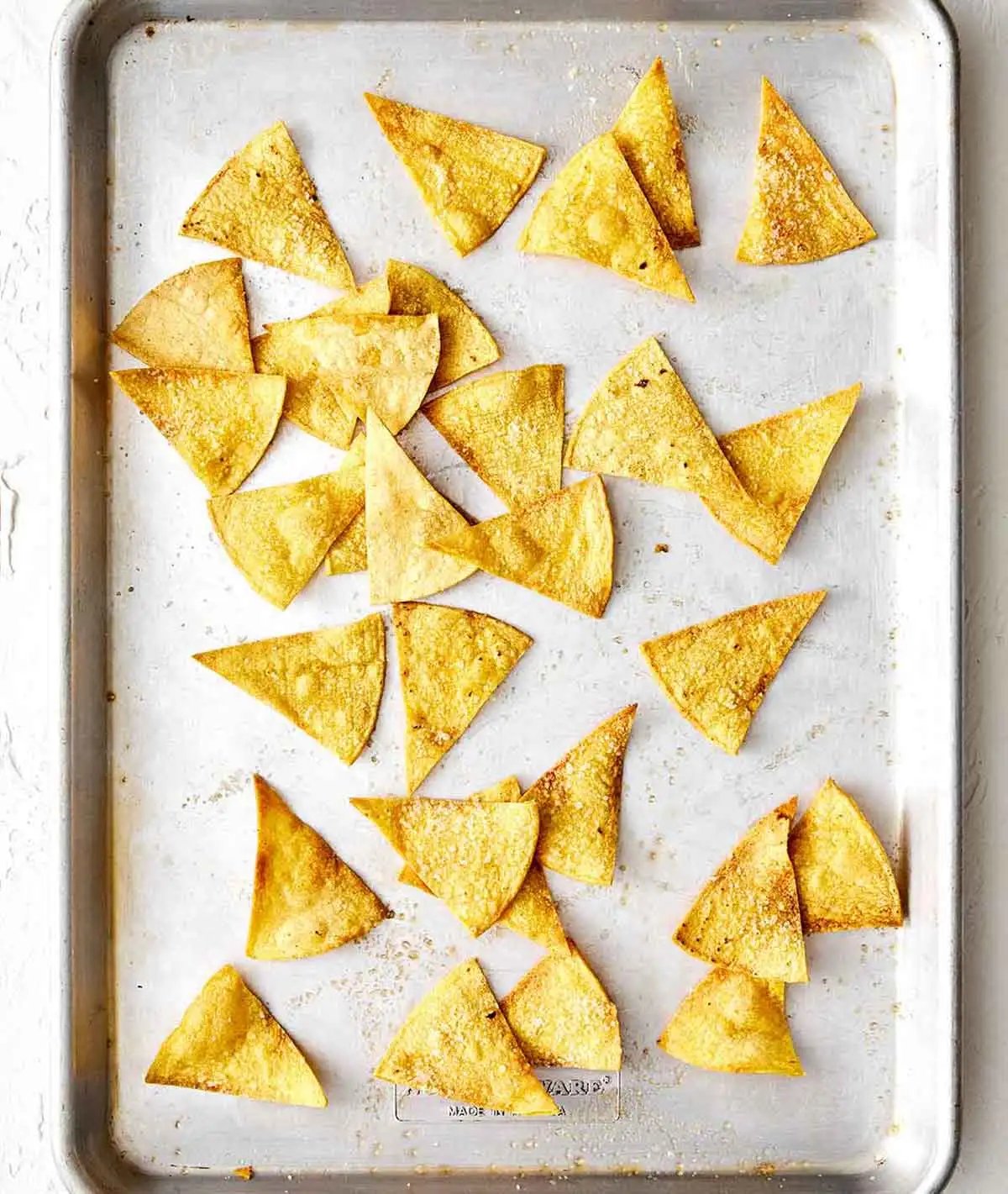 Étape deux chilaquiles : cuire les chips.