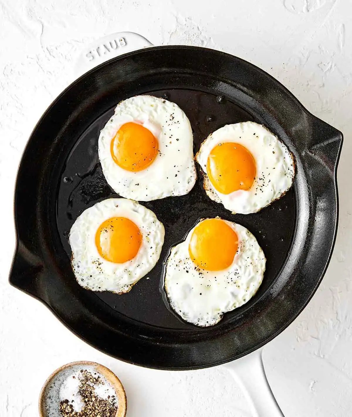 Étape quatre chilaquiles : frire des œufs.