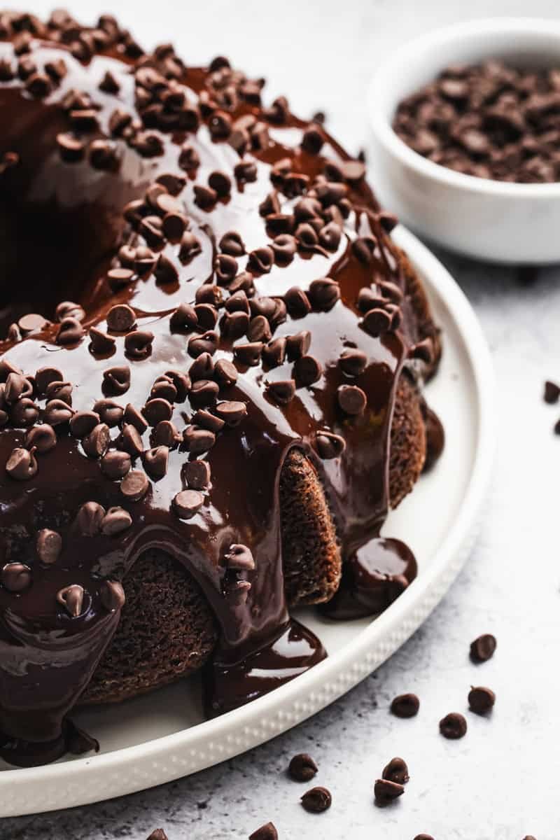 Gâteau Bundt au chocolat est un dessert sans stress qui se coupe magnifiquement et offre une riche saveur de chocolat pour les repas-partage, les célébrations ou un simple plaisir en semaine.