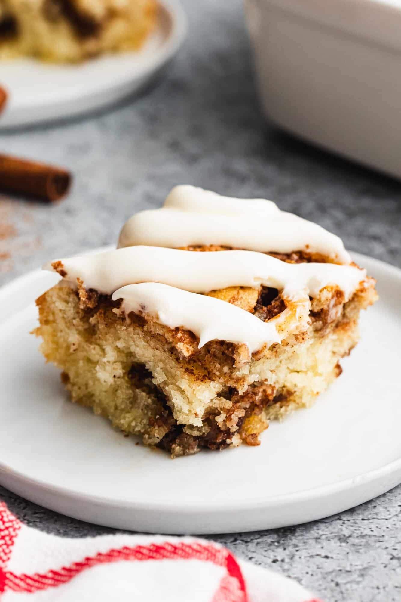 Le gâteau aux cinnamon rolls est un gâteau de style brunch facile qui offre la saveur douillette des cinnamon rolls sans le temps supplémentaire, le rendant idéal pour les week-ends et les matins printaniers.