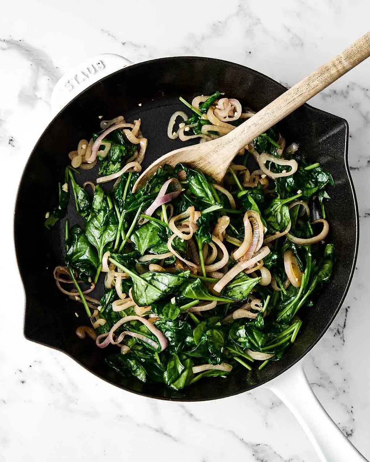 Étape deux de la quiche sans croûte : cuisiner les légumes.