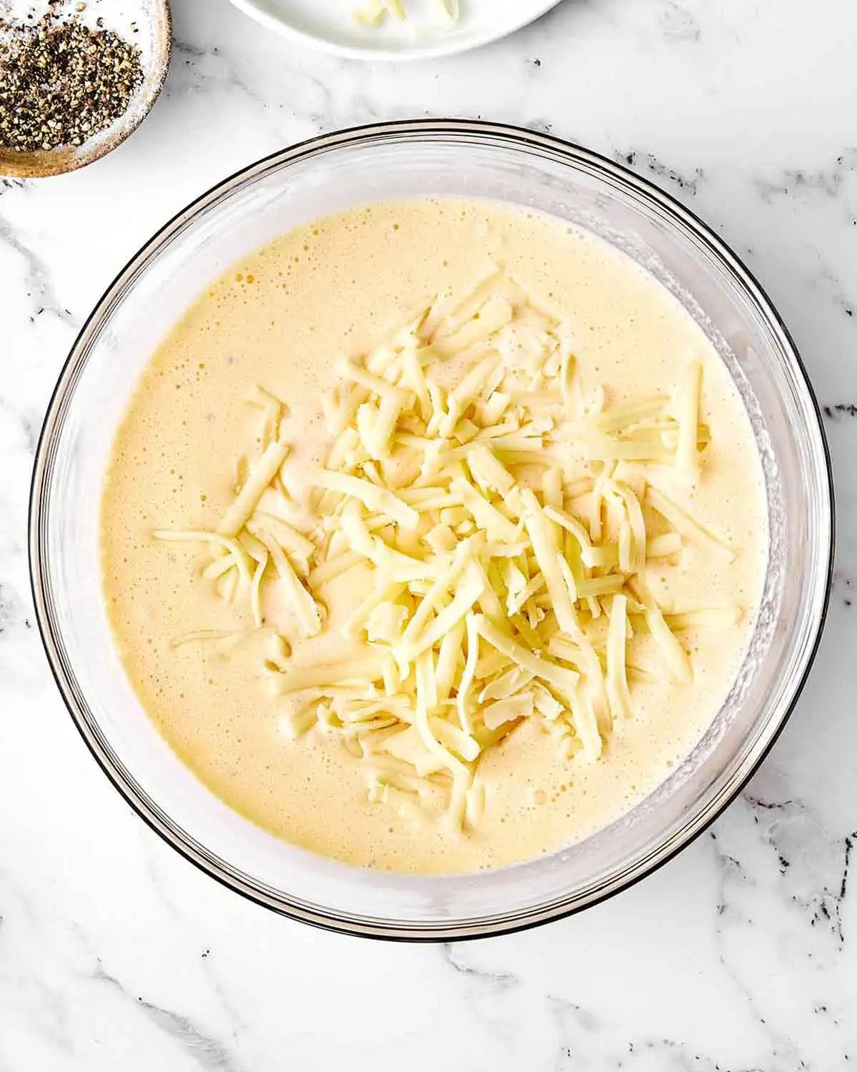 Étape trois de la quiche sans croûte : préparer le mélange d'œufs.