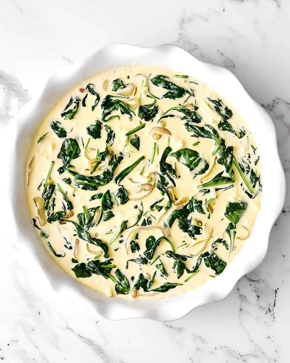 Étape quatre de la quiche sans croûte : ajouter les légumes.