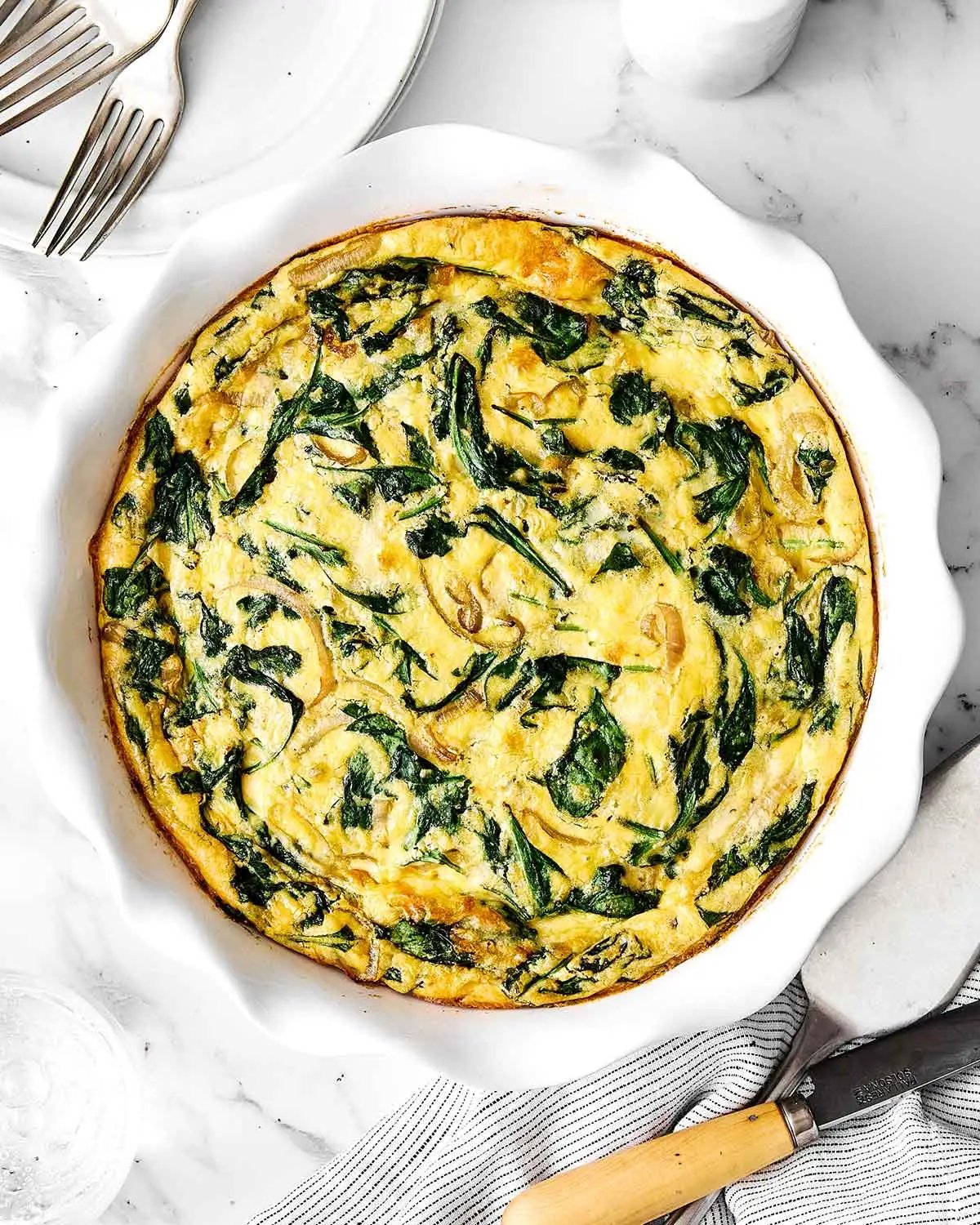 Étape cinq de la quiche sans croûte : cuire la quiche.