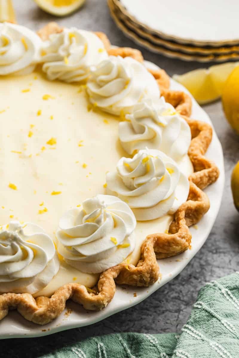 Cette Tarte Chiffon au Citron est un dessert léger et aérien, idéal pour les vacances, les douches et les réunions printanières.