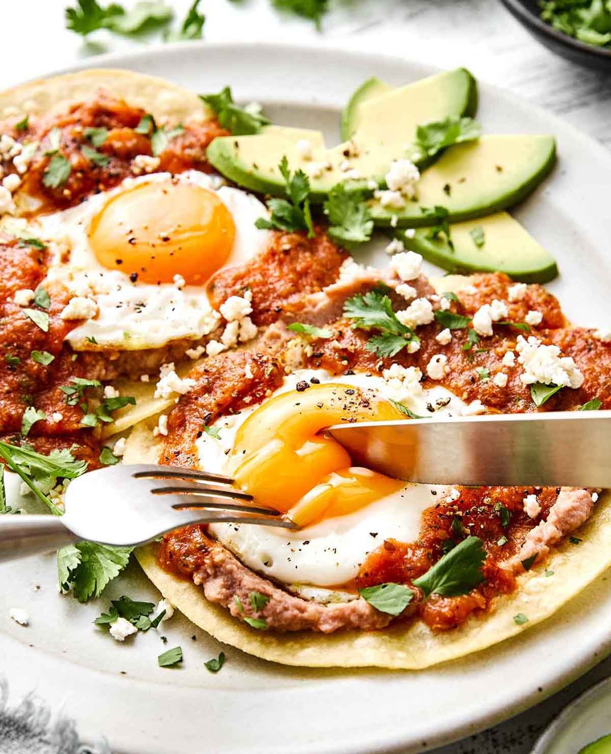 Trancher des huevos rancheros.